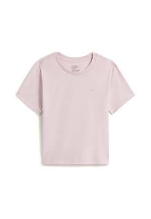 Jasnoróżowy t-shirt z krótkim rękawem i okrągłym dekoltem, z małym, subtelnym logo na lewej stronie klatki piersiowej, przedstawiony na jednolitym białym tle.