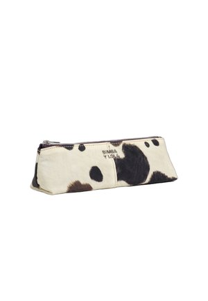 Estuche rectangular para lápices con estampado de vaca en negro y marrón y logo de Bimba y Lola, con cierre de cremallera en la parte superior.