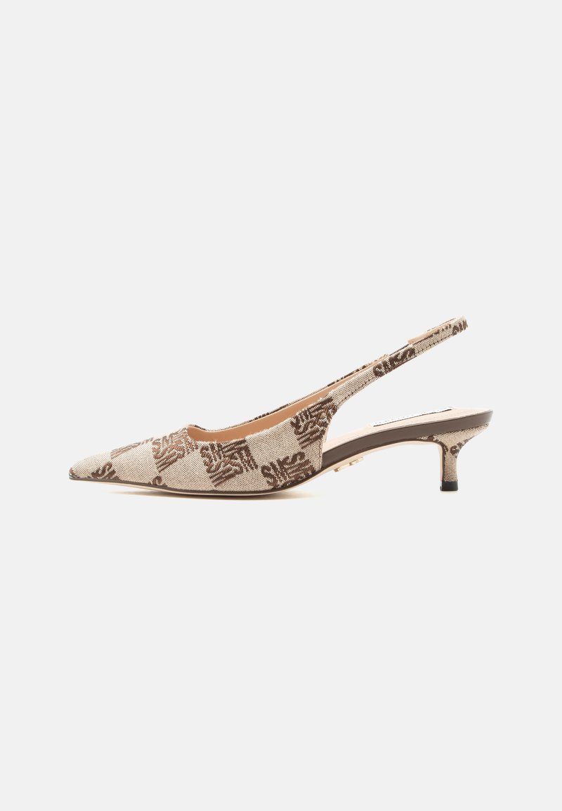 Μπεζ και καφέ γοβάκι με σχέδιο, μυτερή μύτη και λουράκι στο πίσω μέρος, με χαμηλό τακούνι στιλέτο σε λευκό φόντο.