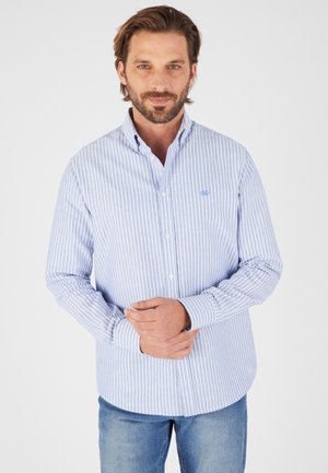 Camicia button-down a righe blu e bianche con maniche lunghe, colletto e orlo arrotondato, realizzata in un tessuto leggero misto cotone.