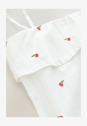 Biały top z materiału, z falbaniastym dekoltem, cienkimi ramiączkami oraz haftem czerwonych wiśni w rozproszonym wzorze. Teksturowane wykończenie.