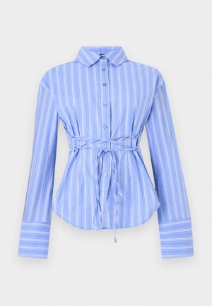 Μπλε πουκάμισο με μακριά μανίκια και λευκές κάθετες ρίγες, κούμπωμα με κουμπιά μπροστά, μυτερός γιακάς, φαρδιές μανσέτες και ζώνη που δένει στη μέση.