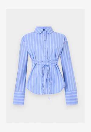 Modrá košeľa s dlhým rukávom s bielymi vertikálnymi pruhmi, zapínaním na gombíky vpredu, špicatým golierom, širokými manžetami a opaskom na zaväzovanie v páse.