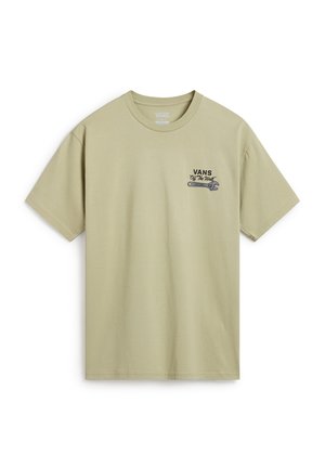 Beżowy t-shirt Vans z krótkim rękawem, z napisem „Vans Off The Wall” i grafiką klucza na lewej piersi, ze ściągaczem przy szyi.