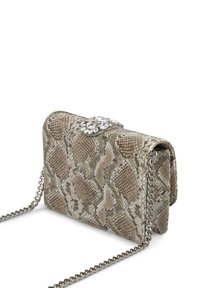 Torebka z teksturą imitującą skórę w neutralnych odcieniach, z ozdobnym srebrnym zapięciem i srebrnym łańcuszkiem. Prostokątny kształt z gładkim wykończeniem.