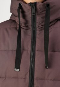 Gewatteerde jacket van donkerpaarse stof, met een hoge kraag, zwarte ritssluiting en contrasterende zwarte trekkoorden op de capuchon.