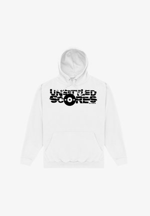 Sweat à capuche blanc avec texte noir "UNSETTLED SCORES" et une icône de disque stylisée au centre, poche kangourou à l'avant et capuche avec cordon de serrage.