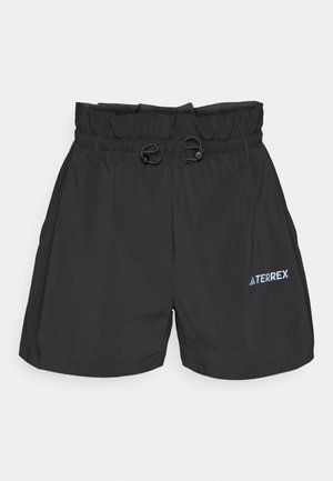 Pantalones cortos deportivos negros con una cinturilla elástica, cordones ajustables y un logo azul "TERREX" en la parte inferior derecha delantera. Textura de tela suave.
