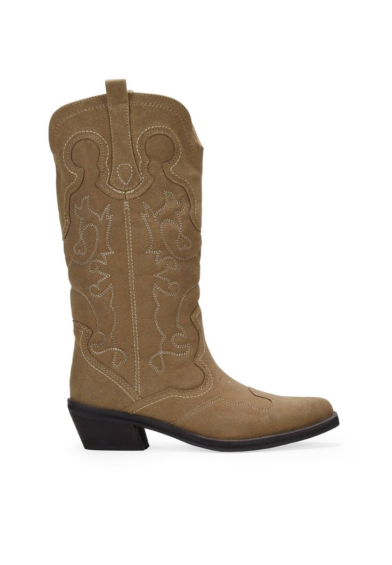 Bota de cowboy de ante marrón con costuras decorativas, punta afilada, tirador y un tacón bajo apilado.