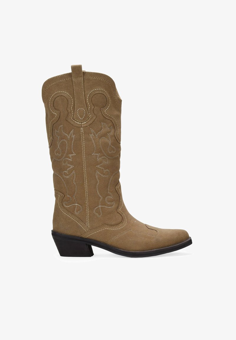 Bota de cowboy de ante marrón con costuras decorativas, punta afilada, tirador y un tacón bajo apilado.