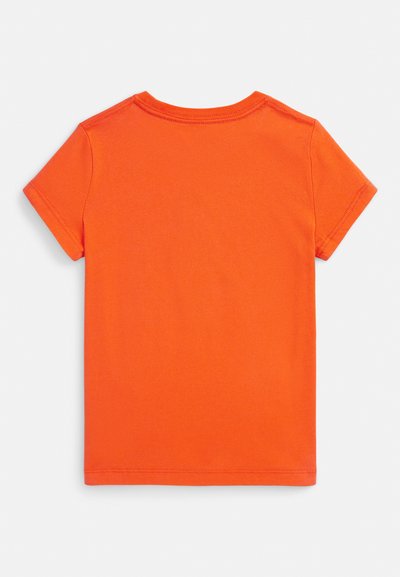 Φωτεινό πορτοκαλί κοντομάνικο t-shirt με στρόγγυλη λαιμόκοψη, απλωμένο επίπεδη, που δείχνει την πίσω πλευρά με καθαρές, απλές ραφές.