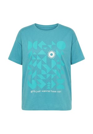 Türkisfarbenes T-Shirt mit kurzen Ärmeln, geometrischen Formen, weißer Sonnen-Grafik und dem Schriftzug „girls just wanna have sun“ auf der Vorderseite.