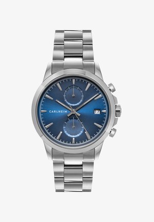 Reloj cronógrafo plateado con una esfera azul, que cuenta con dos subesferas, marcadores de hora luminosos, visualización de la fecha y una pulsera de acero inoxidable.