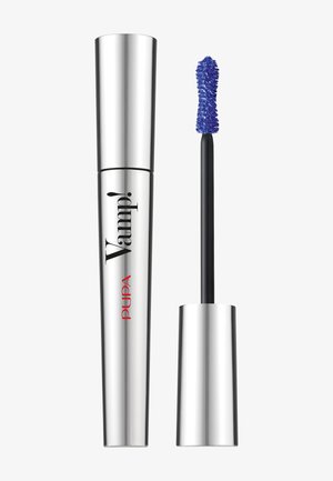 Zilveren mascara-tube met een zwart borsteltje. Het borsteltje heeft blauwe haartjes. De tube heeft zwarte tekst "Vamp!" en "PUPA" in rood.