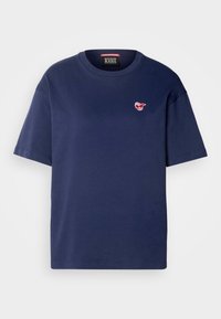 Marineblauw katoenen T-shirt met korte mouwen, ronde hals en een klein rood vlinderlogo op de borst. Casual pasvorm en gladde textuur.