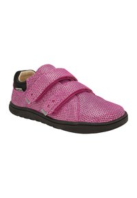 Scarpa in tessuto rosa con cinturini a strappo, dettagli neri, suola spessa e una superficie testurizzata con un motivo di punti bianchi.