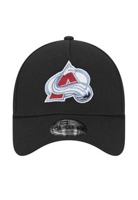 Schwarze Baseballmütze mit gebogenem Schild und verstellbarem Rücken. Mit einem gestickten Logo in Rot, Weiß und Blau, das in der Mitte der Vorderseite platziert ist.