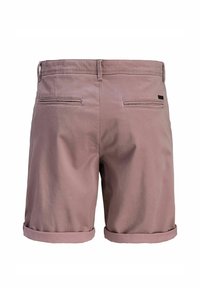 Meeste lavendlivärvi lühikesed püksid, millel on keeratud ääred, vööaasad ja kaks tagumist welt-taskut valgel taustal.