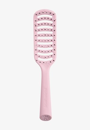 Cepillo para el cabello rosado con ventilación, cerdas con puntas negras y mango largo con el nombre de la marca "brushworks" grabado.