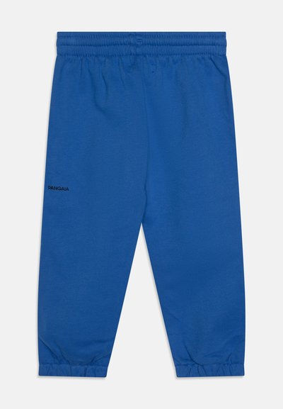 Joggers de algodón azul con una cinturilla elástica, puños ajustados y un pequeño logo negro de "Pangaia" en el lateral. Textura suave.