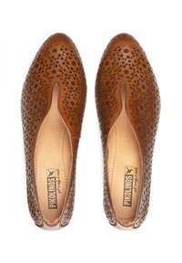 Ballerines en cuir marron avec un design perforé, bout en amande, côtés élastiques pour un enfilage facile et semelle intérieure beige avec logo de la marque.