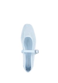 Jasnoniebieskie buty typu Mary Jane z siatkowym wzorem i błyszczącymi akcentami. Posiadają boczny pasek z srebrną klamrą oraz kwadratowy kształt noska.