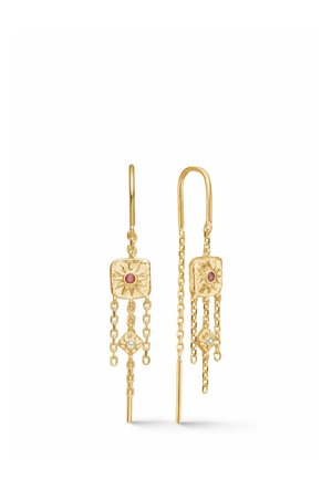 Cercei aurii pendanți cu pandantive pătrate cu raze solare, având pietre roșii și clare și mai multe franjuri de lanțuri atârnătoare pe un fundal alb.