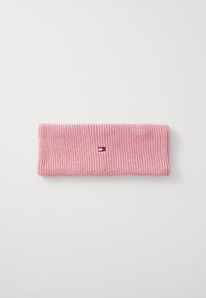Fascia in maglia rosa con texture a coste e un piccolo logo ricamato che presenta strisce verticali rosse, bianche e blu.