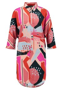 Chemise colorée en tissu léger, présentant un mélange de motifs géométriques en rose, rouge, bleu et noir. Manches courtes et col.