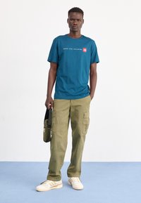 The North Face NEVER STOP EXPLORING TEE - Camiseta estampada - midnight petrol