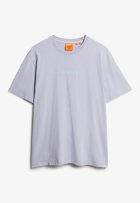 Camiseta de algodón lavanda claro con cuello redondo y mangas cortas. Presenta un logo de "Superdry" en azul claro impreso en el pecho.
