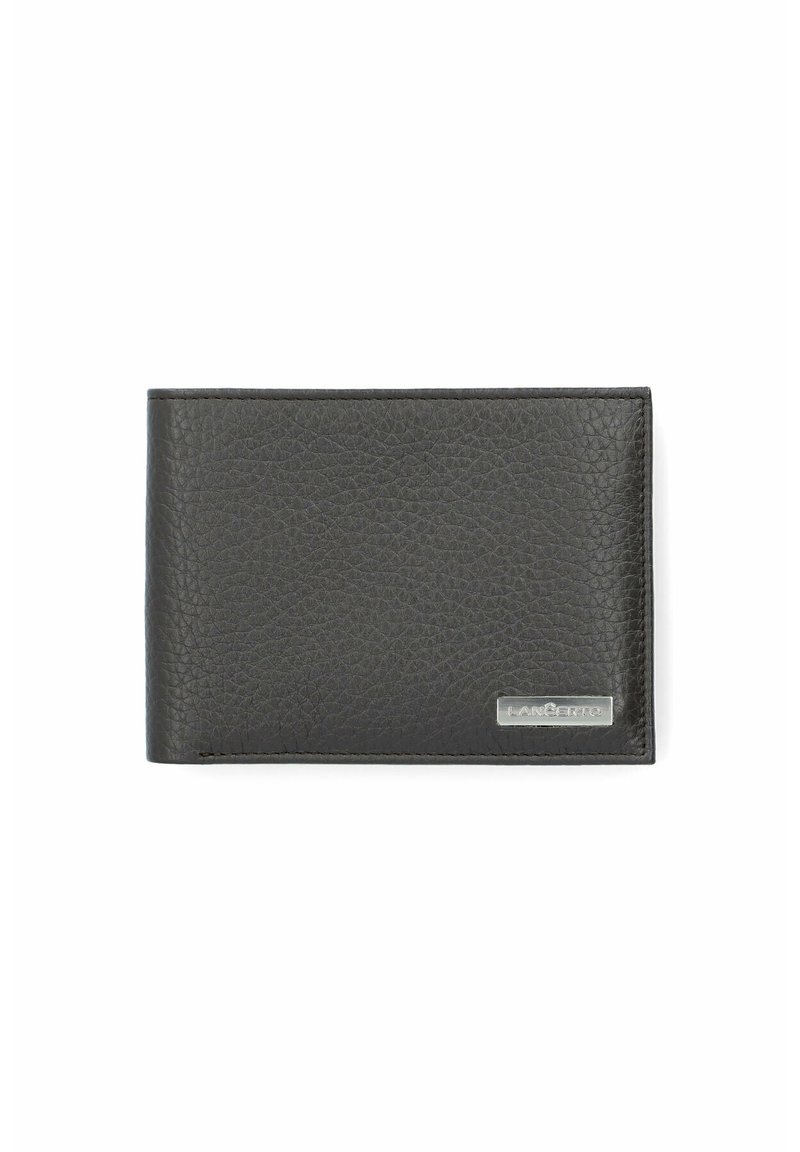 Czarny skórzany portfel o teksturowanym wykończeniu, z metalowym logo na przodzie. Kompaktowy prostokątny kształt z wyraźnymi krawędziami.