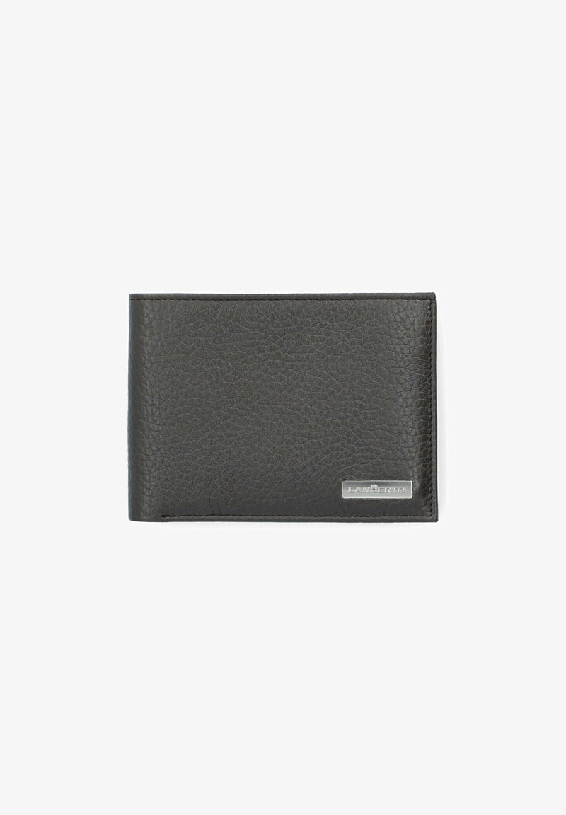 Czarny skórzany portfel o teksturowanym wykończeniu, z metalowym logo na przodzie. Kompaktowy prostokątny kształt z wyraźnymi krawędziami.