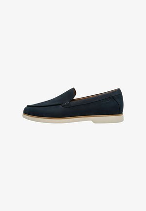Scarpa slip-on navy in pelle con finitura liscia, caratterizzata da una suola in gomma chiara e dettagli di cucitura sottili lungo il superiore.