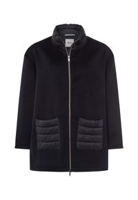 Giacca in pile nera con collo alto, chiusura frontale con zip e due tasche trapuntate in tessuto nero a contrasto. Design semplice e moderno.