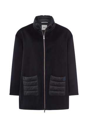 Giacca in pile nera con collo alto, chiusura frontale con zip e due tasche trapuntate in tessuto nero a contrasto. Design semplice e moderno.