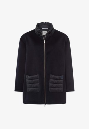 Schwarze Fleecejacke mit hohem Kragen, Reißverschluss vorne und zwei gesteppte Taschenakzenten aus kontrastierendem schwarzem Stoff. Einfaches, modernes Design.