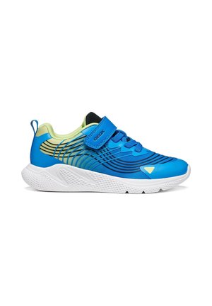 Chaussure de sport bleue avec des rayures noires, semelle blanche, lacets élastiques et une bride bleue en Velcro avec le nom de la marque Geox sur le côté.