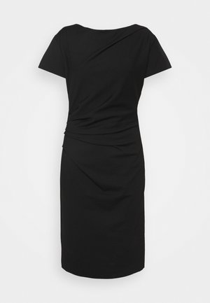 Vestido preto em um design justo com mangas curtas. Apresenta um frente drapeada e textura suave, com comprimento até o joelho, e uma silhueta simples.