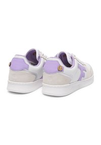 Witte sneakers met lila accenten, gemaakt van suede en leer, ronde neus, platte zool en vetersluiting. Kenmerkt zich door een logo aan de zijkant.