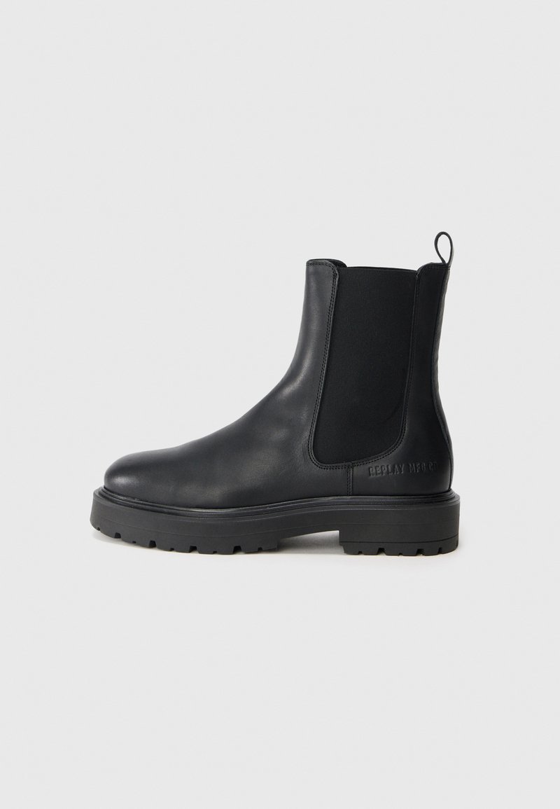 Botine Chelsea din piele neagră, cu panou elastic pe lateral, tab cu ajutorul la spate, talpă groasă cu striații și gravură discretă "REPLAY MFG CO" pe tocul din spate.
