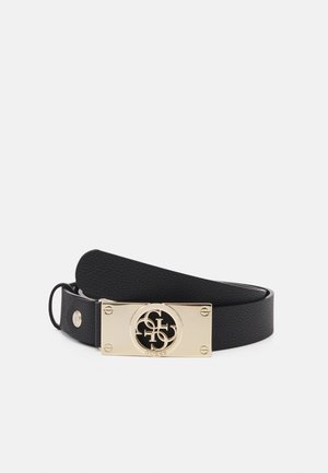 Zwarte leren riem met een rechthoekige gouden gesp, voorzien van een ronde uitsparing en verweven "GUESS" logo letters.