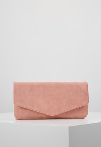 Różowa kopertówka o teksturowanym wykończeniu i zapięciu na klapkę. Prostokątny kształt z zaokrąglonymi krawędziami, minimalistyczny design i brak widocznych elementów metalowych.