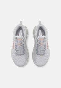 HOKA GAVIOTA 5 - Laufschuh Straße - harbor mist/rose gold