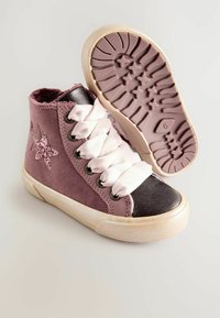 Lila mockaläders hög-top sneakers med en glittrande stjärnaccent, svart metallisk tåhätta och breda satinsnören. Texturerad gummisula med stjärnmönster.