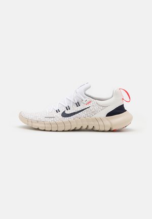 FREE RN 5.0 2021 - Hardloopschoenen neutraal - white/obsidian/light orewood brown/bright crimson