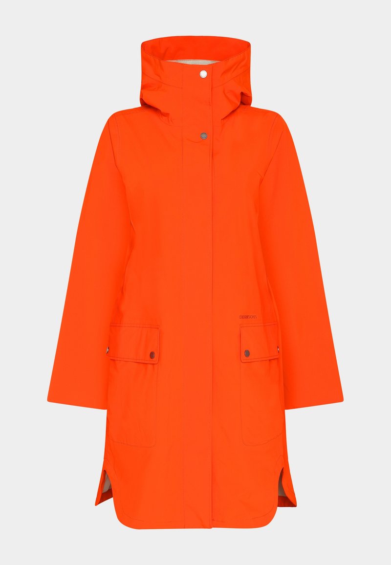 Wasserdichter orangefarbener Regenmantel mit hohem Kragen, Druckknopfverschlüssen, zwei vorderen Taschen und geradem Schnitt. Der Stoff hat eine glatte, matte Textur.