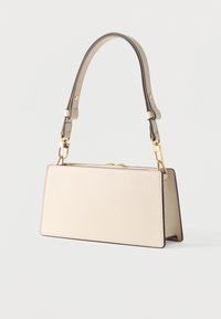 Ορθογώνια κρεμ δερμάτινη τσάντα χειρός με μία κορυφαία λαβή, χρυσαφένιες λεπτομέρειες και υφασμένη επιφάνεια σε απλό φόντο.