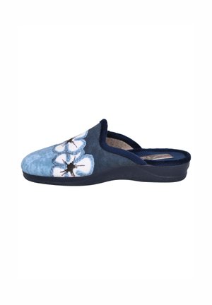 Zapatilla azul sin suela con bordado floral blanco, suela oscura y forro interior suave, mostrada de lado.