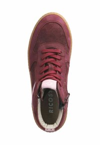 Červené semišové vysoké tenisky s texturovaným povrchem, šněrováním vpředu a bočním zipem. Gumová podrážka, polstrovaný límec a logo na stélce.